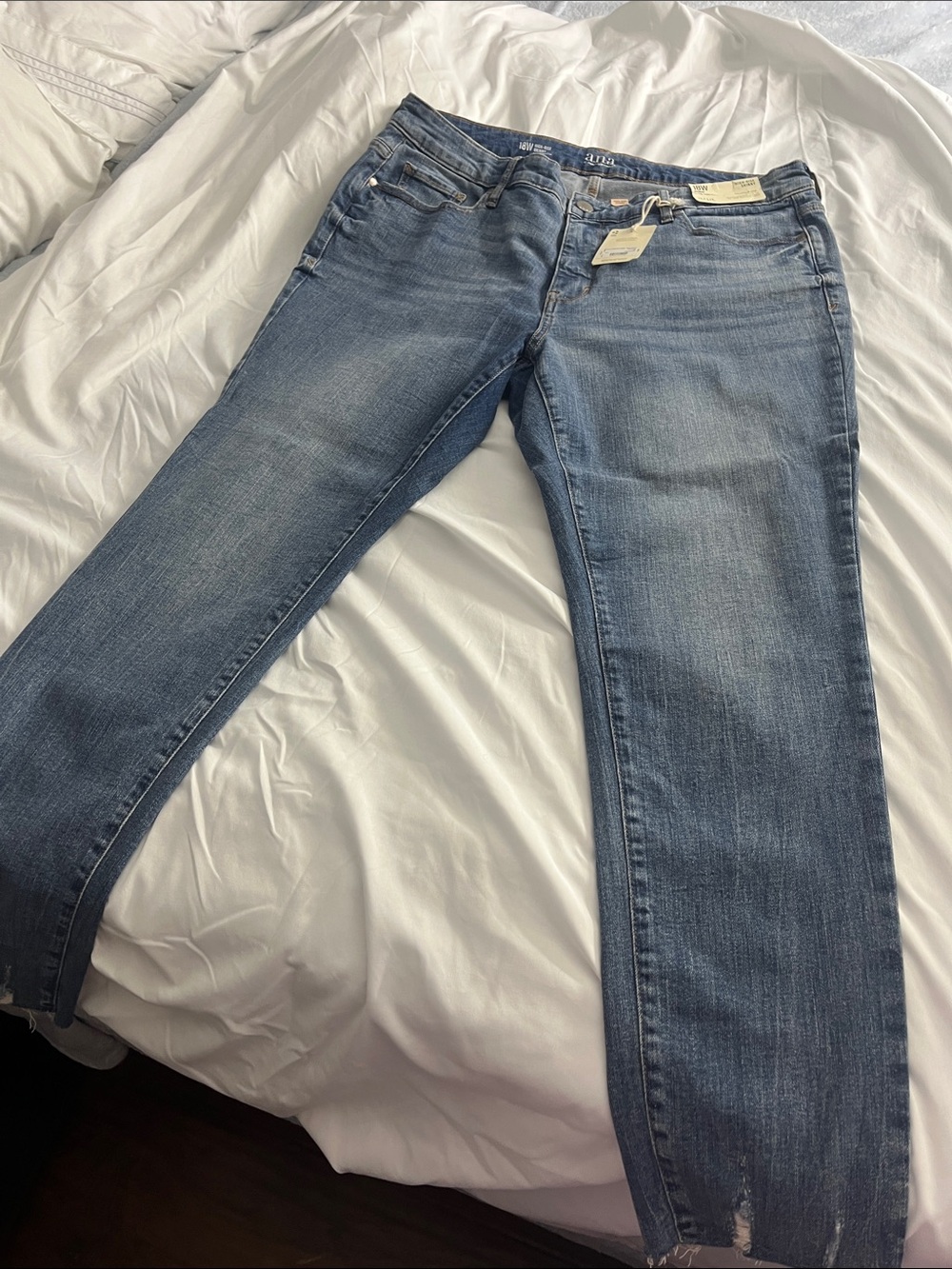 a.n.a Women's Light Blue Straight-Leg Jeans